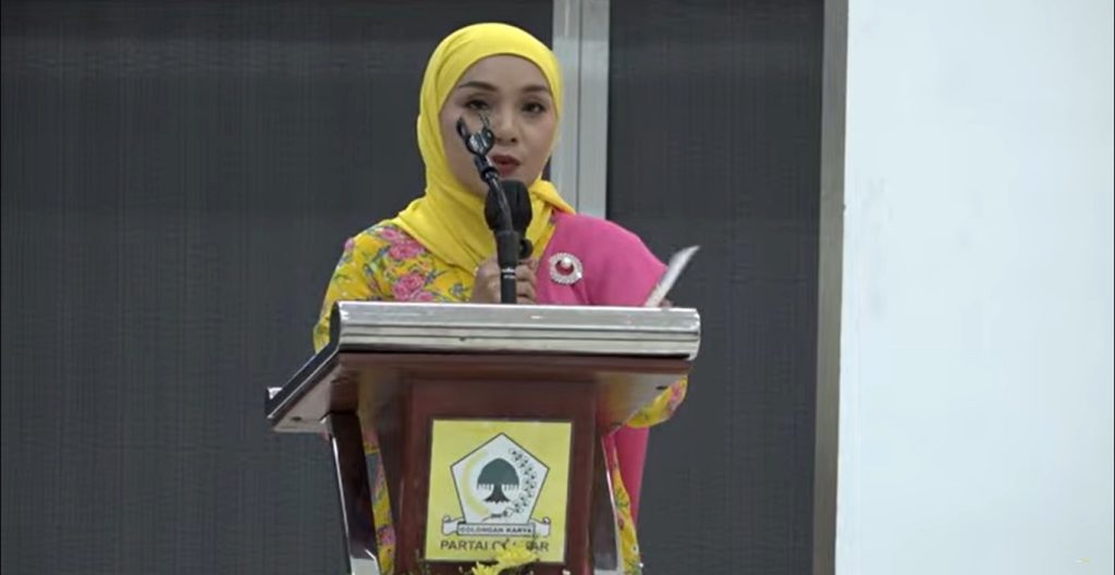 Ketua Panitia Silaturahmi Perempuan Partai Golkar dan Peringatan Hari Ibu, Rita Fitria, saat menyampaikan Laporan Panitia di Aula DPP Partai Golkar Slipi Jakarta pada Jum'at (20/12/2024).