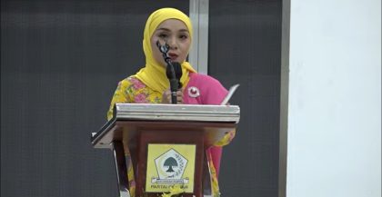 Ketua Panitia Silaturahmi Perempuan Partai Golkar dan Peringatan Hari Ibu, Rita Fitria, saat menyampaikan Laporan Panitia di Aula DPP Partai Golkar Slipi Jakarta pada Jum'at (20/12/2024).