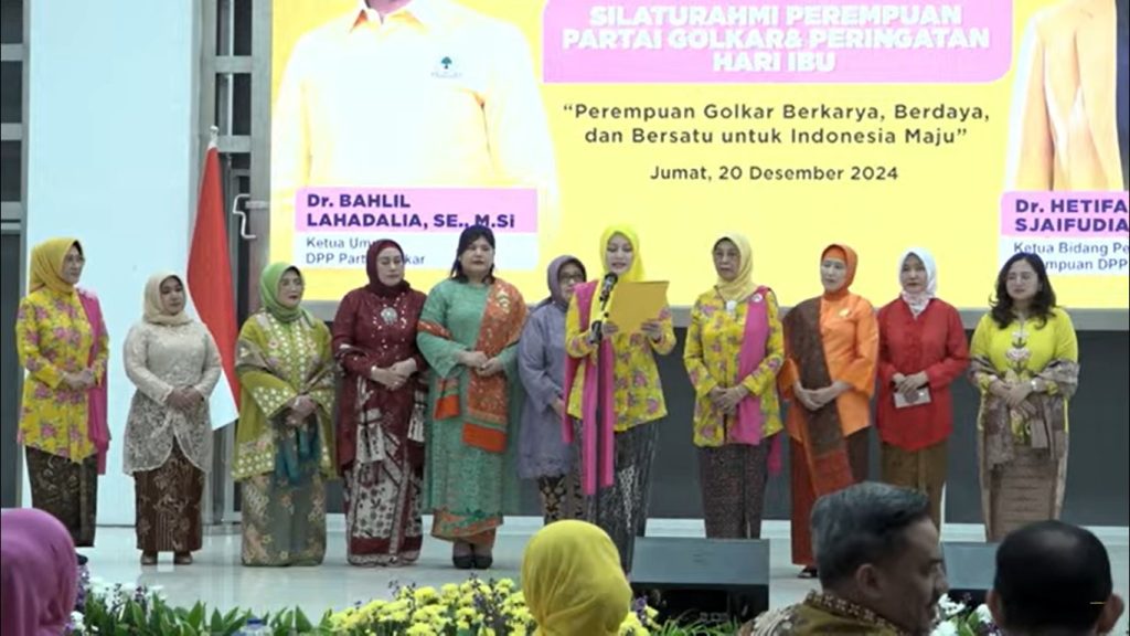 Pembacaan Manifesto Perempuan Partai Golkar oleh Noviyanti ( Bidang Pemberdayaan Perempuan Partai Golkar) dalam acara Silaturahmi Perempuan Partai Golkar sekaligus Peringatan Hari Ibu di Aula DPP Partai Golkar Slipi, Jakarta pada Jum'at (20/12/2024).