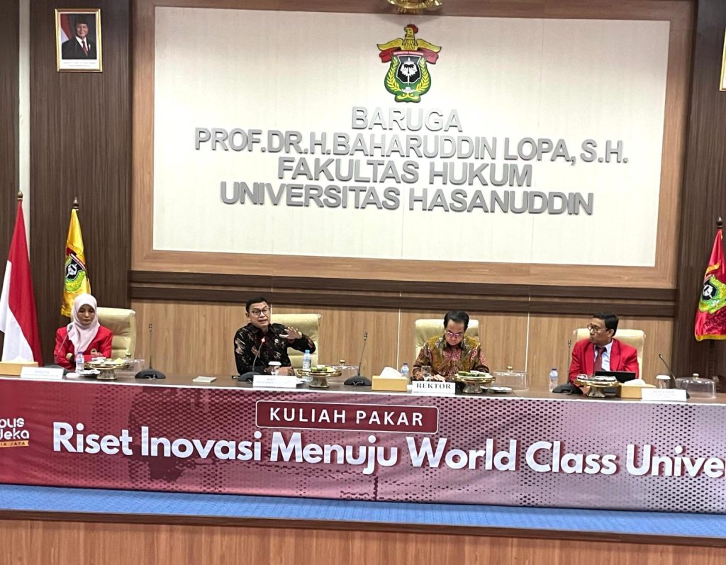 Taruna Ikrar (Kepala BPOM) saat kuliah pakar bertema Riset Inovasi Menuju World Class University di hadapan dosen, guru besar, dan mahasiswa Unhas, Senin (24/12).