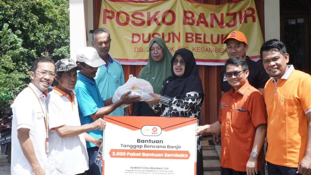 Meitri Citra Wardani saat menyerahkan bantuan pada korban banjir Jombang dan Mojokerto.