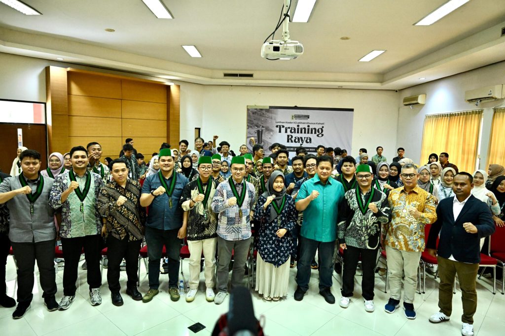 Wamen Transmigrasi, Viva Yoga Mauladi, saat foto bersama dengan peserta dan panitia Training Raya HMI Cabang Bogor pada Sabtu (28/12/2024) kemarin.