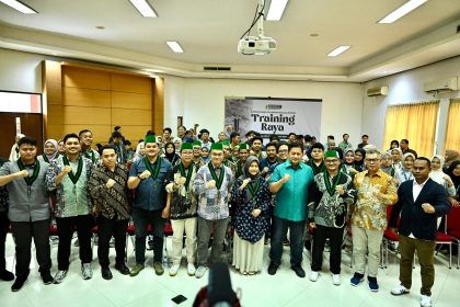Wamen Transmigrasi, Viva Yoga Mauladi, saat foto bersama dengan peserta dan panitia Training Raya HMI Cabang Bogor pada Sabtu (28/12/2024) kemarin.