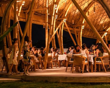 Di St. Jacques, semuanya tentang suasana. Pengalaman bersantap yang elegan dipadukan dengan energi malam yang semarak menciptakan atmosfer yang hidup, sempurna untuk berkumpul bersama teman, kerabat, atau keluarga, dilengkapi dengan hidangan seafood Mediterania yang terkurasi dan keramahan khas Bali terbaik. Sumber foto : Instagram @stjacques.bali