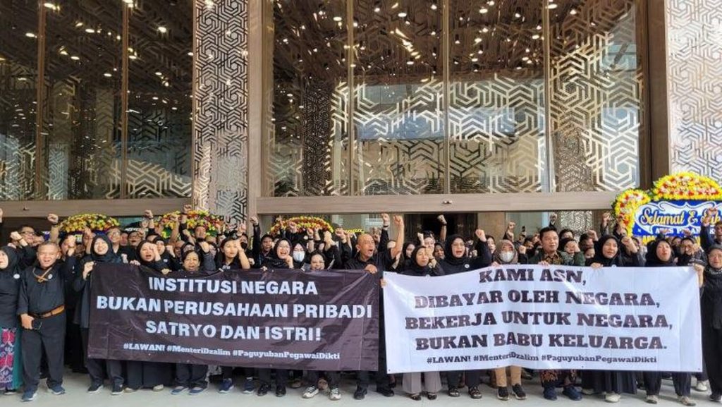 Aksi Unjuk Rasa ASN Kementerian Pendidikan Tinggi, Sains dan Teknologi mendesak Mendikti, Prof.Satryo Sumantri, untuk turun dari jabatan menteri pada Senin (20/1/2025).