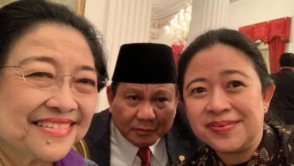 Megawati Sukarno Putri (Kiri), Prabowo Subianto (tengah), Puan Maharani (kanan).