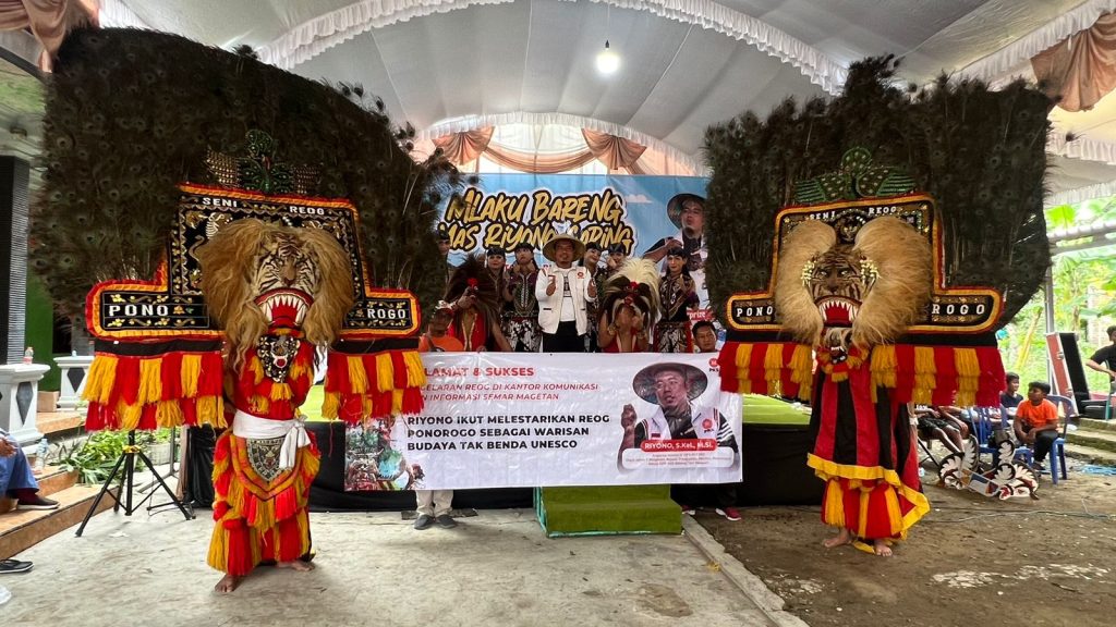 Anggota Komisi IV DPR RI dari Fraksi PKS, Riyono, saat foto bersama dengan pegiat kesenian Reog Ponorogo.