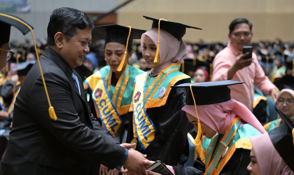 Wamen Transmigrasi Viva Yoga Mauladi saat memberikan ucapan selamat kepada wisudawan/wisudawati STIEI di Balai Sidang Jakarta Convention Centre (JCC) pada Sabtu (4/12/2024)