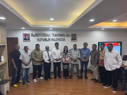 Wakil Menteri Transmigrasi Viva Yoga Mauladi saat menerima kunjungan akademisi dan tokoh masyarakat Maluku Utara di Kantor Wakil Menteri Transmigrasi di Jakarta pada Senin (6/1/2025).
