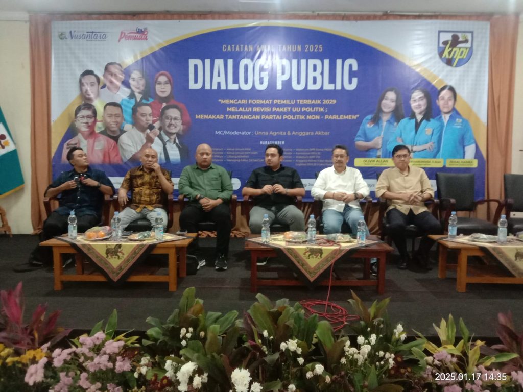 Wakil Ketua Umum DPP PSI, Andy Budiman (kanan) dalam Diskusi Publik yang digelar oleh DPP KNPI di Gedung Juang 45 Cikini Jakarta pada Jum'at (17/1/2025).