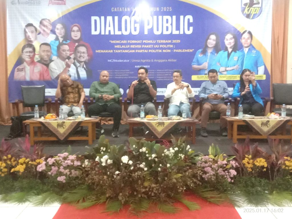 Anggota Komisi II dan Badan Legislasi DPR RI Fraksi Partai Golkar, Ahmad Irawan (tengah) saat menyampaikan pemaparan dalam Dialog Publik bertajuk "Mencari Format Pemilu Terbaik 2029 Melalui Revisi Paket UU Politik: Menakar Tantangan Partai Politik Non-Parlemen", yang diadakan oleh DPP KNPI di Gedung Joeang, Cikini, Jakarta, Jumat (17/1/2025).