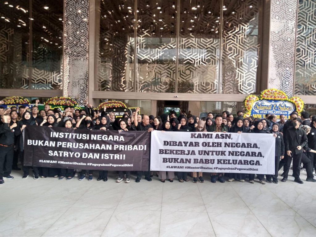 Aksi Unjuk Rasa ASN Kemendikti Saintek pada Senin (20/1/2025). Sumber foto : KOMPAS.