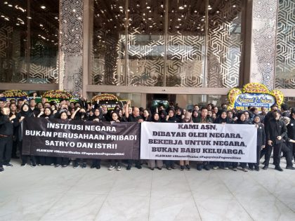 Aksi Unjuk Rasa ASN Kemendikti Saintek pada Senin (20/1/2025). Sumber foto : KOMPAS.