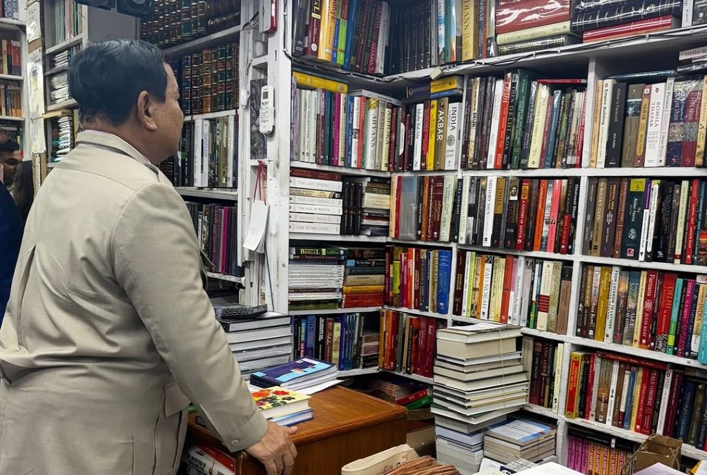 Hasil tangkapan layar saat Presiden Prabowo mengunjungi toko buku langganannya, Bahrisons Booksellers di New Delhi India pada Jum'at (24/1/2025). Sumber foto Instagram @https://www.instagram.com/prabowo/