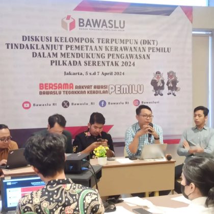Miftahul Arifin, Koordinator Nasional Kawal Pemilu dan Demokrasi (dua dari kanan) dalam suatu acara di Jakarta.