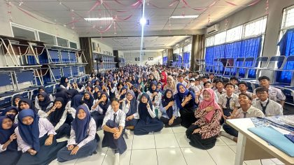 Founder Jendela Pendidikan Nusantara (JPN) Julia Putri Noor saat foto bersama dengan siswa-siswi SMPN 18 Tangerang Selatan seusai Kegiatan Seminar dan Sosialisasi Pencegahan Bahaya Kenakalan Remaja : Bully, Narkoba, Kekerasan Anak dan LGBT di SMP Negeri 18 Tangerang Selatan pada Kamis (30/01/2025). Sumber foto : Istimewa.