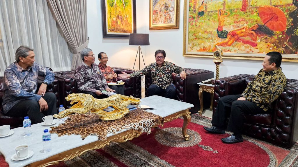 Bamsoet saat menerima Rektor Universitas Perwira Purbalingga (Unperba) Eming Sudiyana di Jakarta, Kamis (8/2/25).