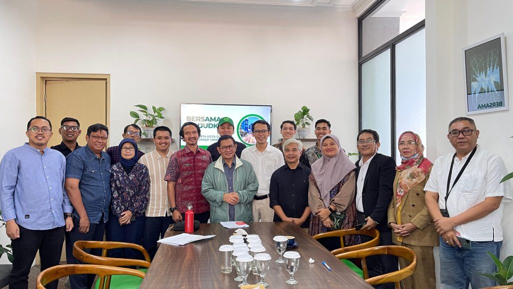 Pimpinan Pusat (PP) Serikat Hijau Indonesia (SHI) dalam gelaran Focus Group Discussion (FGD) bertajuk “Meretas Jalan Jakarta Sebagai Kota Hijau Masa Depan Dunia” pada Kamis, 13 Februari 2025, di Pictum Coffee And Kitchen, Jakarta Selatan.