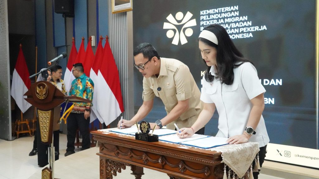 Penandatanganan Nota Kesepahaman antara Menteri Kemendukbangga/Kepala BKKBN, Wihaji, dengan Menteri Pelindungan Pekerja Migran Indonesia/BP2MI, Abdul Kadir Karding, pada Kamis (06/03/2025), di Aula K.H. Abdurrahman Wahid, Gedung KPPMI/BP2MI Lt 1, Jl MT. Haryono Kav 52, Pancoran, Jakarta Selatan.