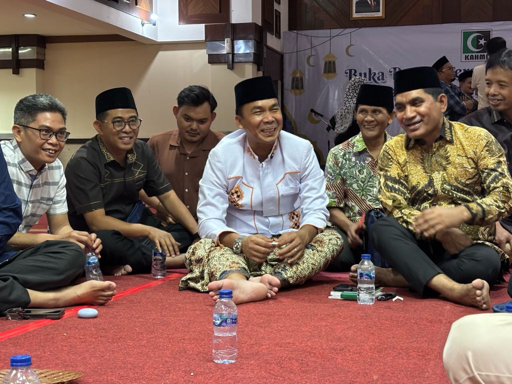 Direktur Eksekutif Yayasan Bangka Belitung Kreatif, Fauzan Azima bersama dengan Menteri Kependudukan dan Pembangunan Keluarga/BKKBN, Dr. Wihaji, S.Ag., M.Pd., Ahmad Yohan (Wakil Ketua Komisi IV DPR RI/Presidium MN KAHMI) dalam acara Buka Puasa Bersama KAHMI yang digelar di Jakarta pada Kamis (13/3/2025).