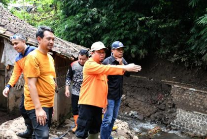 Wakil Bupati Bondowoso As'ad Yahya Syafi'i saat meninjau langsung lokasi terdampak banjir bandang