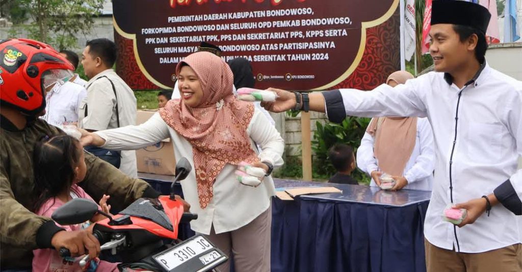 KPU Bondowoso berbagi takjil untuk warga