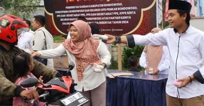KPU Bondowoso berbagi takjil untuk warga