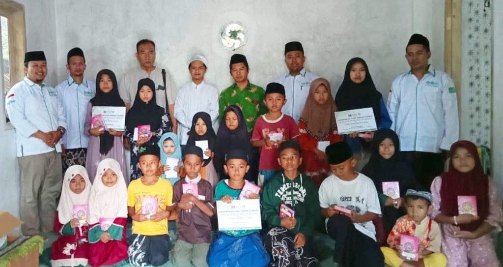 Lazisnu Bondowoso menyalurkan mushaf Al-Qur’an dan santunan kepada anak-anak yatim sebagai bentuk kepedulian sosial.