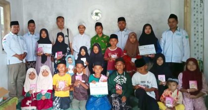 Lazisnu Bondowoso menyalurkan mushaf Al-Qur’an dan santunan kepada anak-anak yatim sebagai bentuk kepedulian sosial.