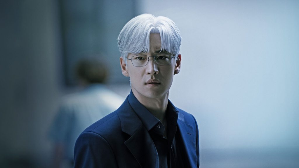 Lee Je-hoon tampil memukau sebagai Yoon Joo-no, seorang negosiator legendaris dalam bidang merger dan akuisisi (M&A).