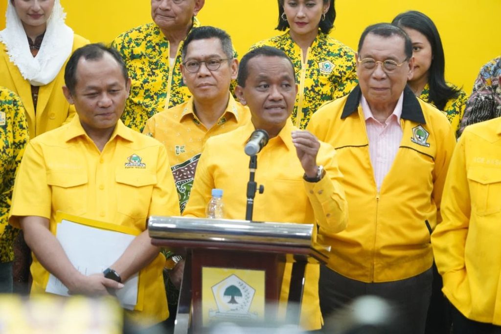 Sekjen DPP Partai Golkar, M.Sarmuji (kiri) dalam sebuah konferensi pers bersama jajaran Pengurus DPP Partai Golkar di Jakarta.
