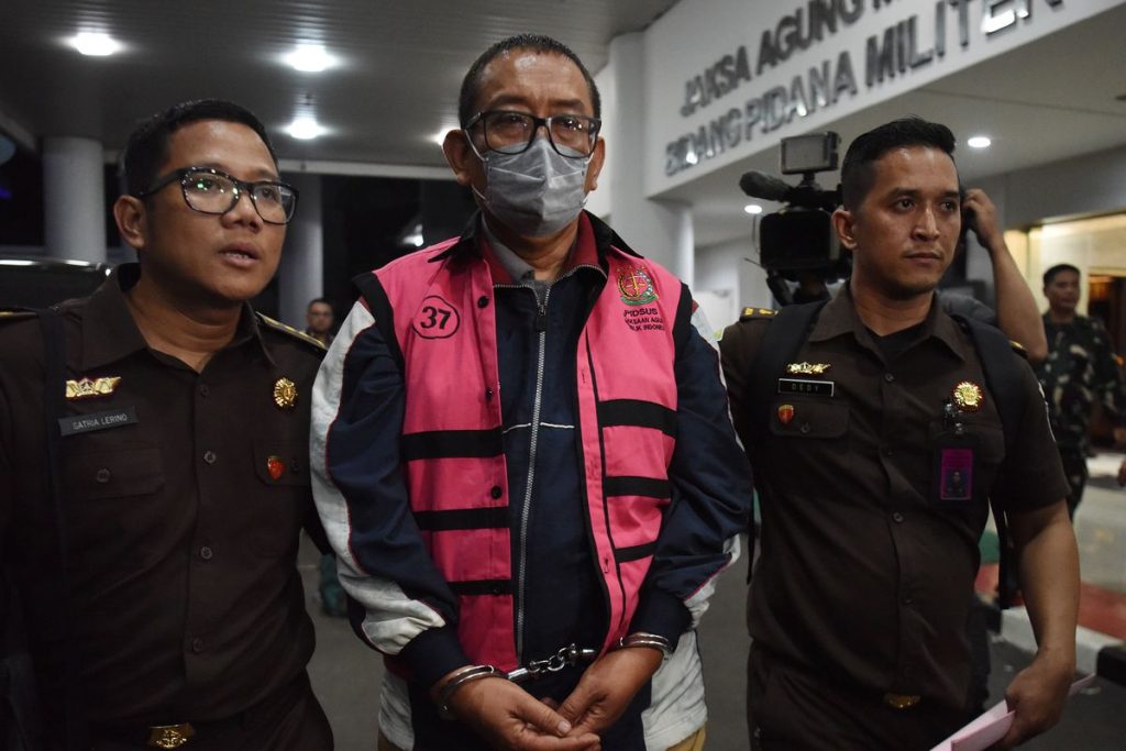 Direktur Pemberitaan JAK TV, Tian Bahtiar (tengah).