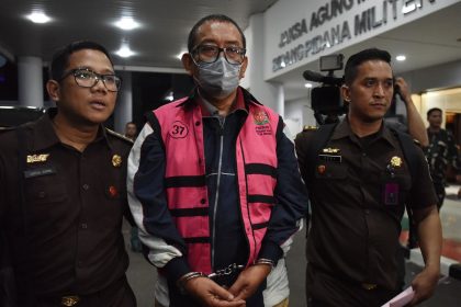 Direktur Pemberitaan JAK TV, Tian Bahtiar (tengah).