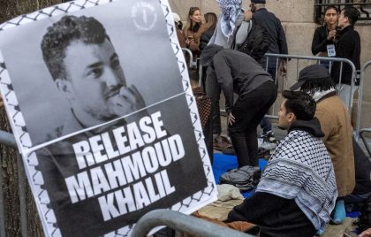Para pengunjuk rasa Muslim melaksanakan salat di luar kampus utama Universitas Columbia saat demonstrasi untuk mengecam penangkapan imigrasi terhadap Mahmoud Khalil, seorang aktivis pro-Palestina yang turut memimpin aksi protes menentang Israel di universitas tersebut, di New York City, Amerika Serikat, 14 Maret 2025. REUTERS/David Dee Delgado.
