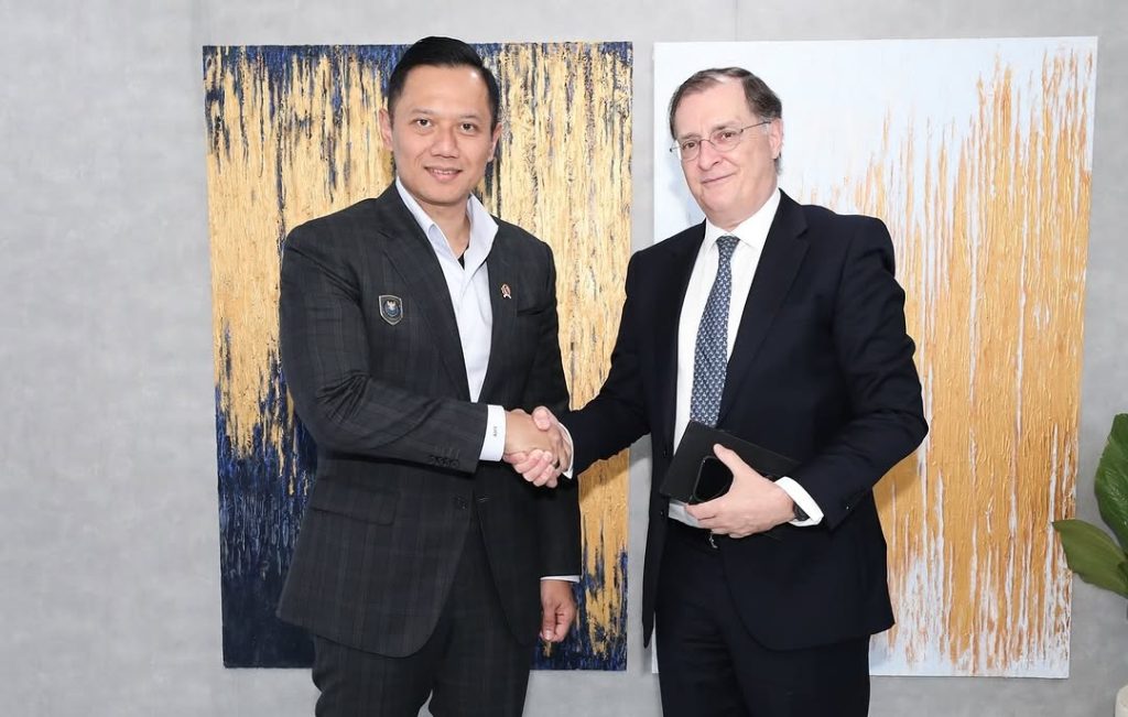 Menko Bidang Infrastruktur dan Pembangunan Kewilayahan Agus Harimurti Yudhoyono (AHY) bersama dengan CEO The Private Infrastructure Development Group (PIDG) Phillippe Valahu di Kantor Kemenko Infrastruktur di Bilangan Tjamrin Jakarta pada Kamis (10/4/2025). Sumber foto : Instagram @kemenkoinfra