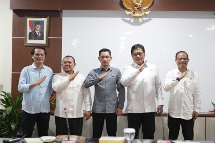 Wamen Transmigrasu Viva Yoga Mauladi saat meneriman kunjungan dua bupati sekaligus, yakni Bupati Toraja Utara Frederik Victor Palimbong dan Bupati Aceh Barat Tarmizi, di Kantor Kementerian Transmigrasi, Jakarta, Senin (15/4/2025).
