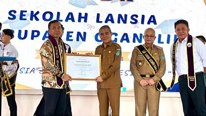 Menteri Kependudukan dan Pembangunan Keluarga/Kepala BKKBN, Dr. Wihaji, menghadiri Wisuda Akbar Sekolah Lansia Kabupaten Ogan Ilir, Selasa (14/4/2025).