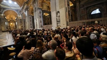 Para pelayat mengantre untuk memberikan penghormatan terakhir kepada Paus Fransiskus, yang jenazahnya disemayamkan dalam peti mati terbuka di Basilika Santo Petrus. Sumber foto : REUTERS