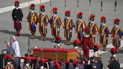 Jenazah Paus Fransiskus disemayamkan dalam peti terbuka. Sumber foto : REUTERS.