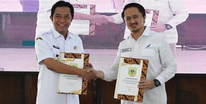 Bupati Bondowoso, Abdul Hamid Wahid (kiri)