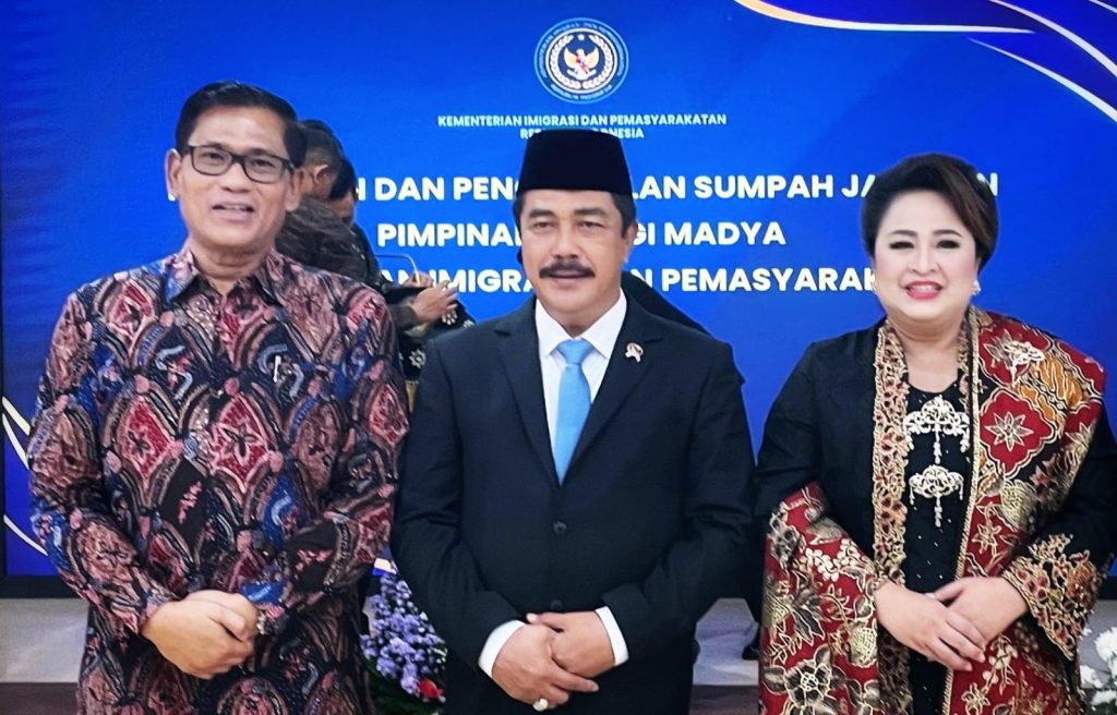Ir. H. Abdullah Rasyid, ME (Kiri)