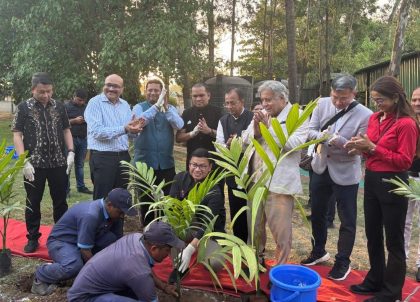 Kepala BPOM RI, Taruna Ikrar, saat melakukan penanaman pohon sebagai simbol kemanusiaan dalam kunjungan kerjanya ke India, Senin (28/4/2025).