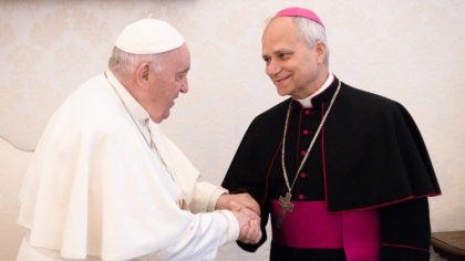 Paus Fransiskus bersama penerusnya Robert Francis Prevost, kini Paus Leo XIV. Sumber foto : Vatican Media