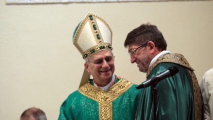 Alejandro Moral bersama dengan sahabat karibnya, Rober Francis Prevost, yang kini menjadi Paus Leo XIV. Sumber foto : Vatican News.