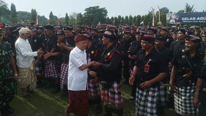 Gubernur Bali I Wayan Koster dan Pecalang Bali.