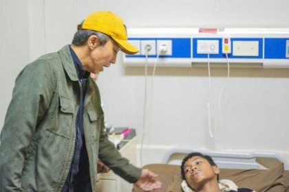 Walikota Bogor, Dedie A. Rachim saat menjenguk siswa yang mengalami keracunan akibat MBG yang mengandung W.Coli dan Salmonella pada makanan yang dikonsumsi.