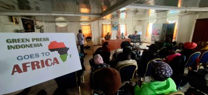 Ketgam : Suasana diskusi Green Press Indonesia dengan para aktivis sosial dan jurnalis Afrika di kawasan Korogocho, Nairobi, Kenya. Foto: IGG Maha Adi/Greenpress.