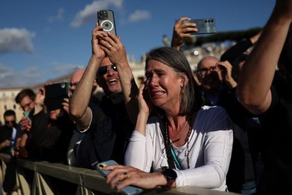 Reaksi salah satu umat Katolik terhadap asap putih yang menandakan bahwa Paus baru telah terpilih, di Vatikan, 8 Mei. Sumber foto : REUTERS/Eloisa Lopez.
