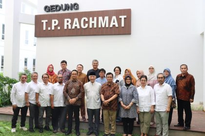 Civitas akademika Universitas Paramadina saat pose bersama seusai pelaksanaan sidang senat yang berlangsung di Jakarta, Jum'at (9/5/2025).