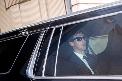 CEO Meta Platforms, Mark Zuckerberg, meninggalkan lokasi setelah menghadiri sidang Komisi Perdagangan Federal (FTC) yang dapat memaksa perusahaan untuk membatalkan akuisisi terhadap platform pesan WhatsApp dan aplikasi berbagi gambar Instagram, di Pengadilan Distrik AS, Washington, D.C., Amerika Serikat, 15 April 2025. Sumber foto : REUTERS/Nathan Howard.